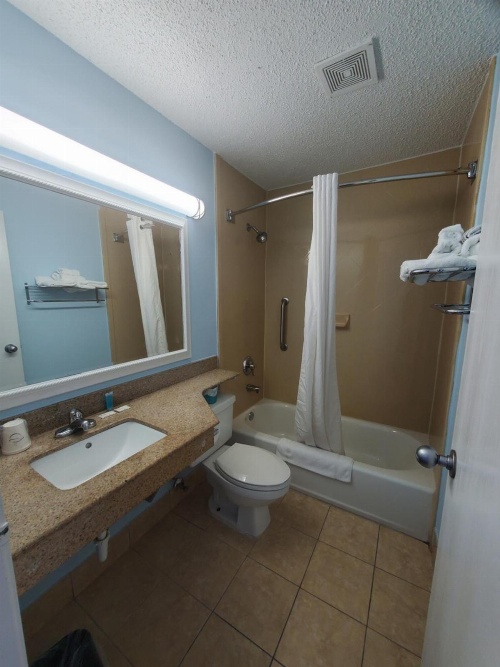 Coastal Inn & Suites image 3