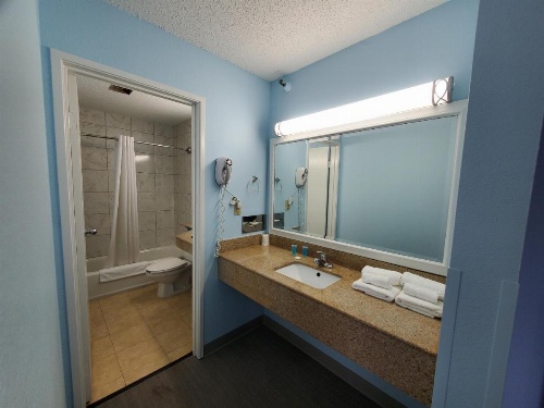 Coastal Inn & Suites image 6